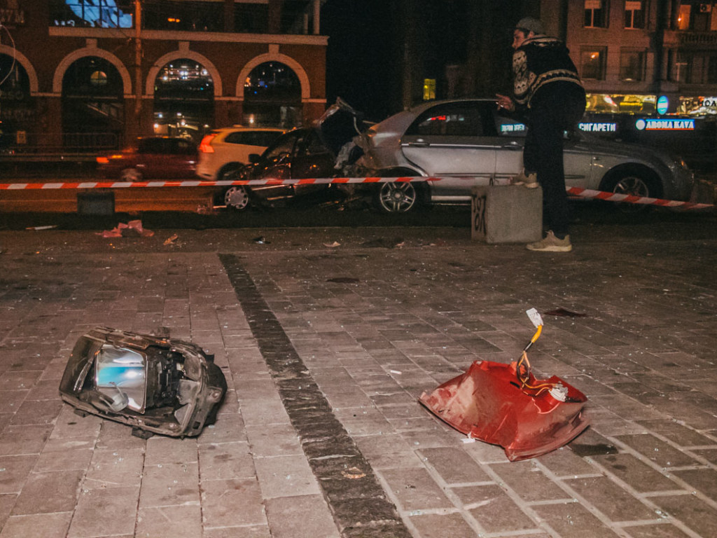 Автомобили превратились в хлам: В Киеве пьяный водитель протаранил KIA на стоянке (ФОТО, ВИДЕО)