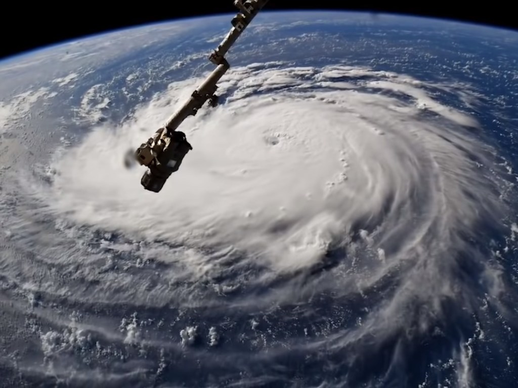 Ураган «Флоренс»:  Боевые корабли США передислоцируют в безопасное место