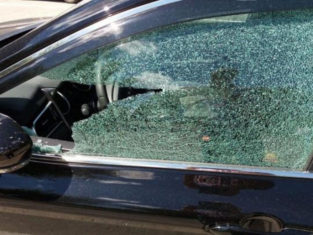 В Кременчуге разбили автомобиль командира роты полицейских