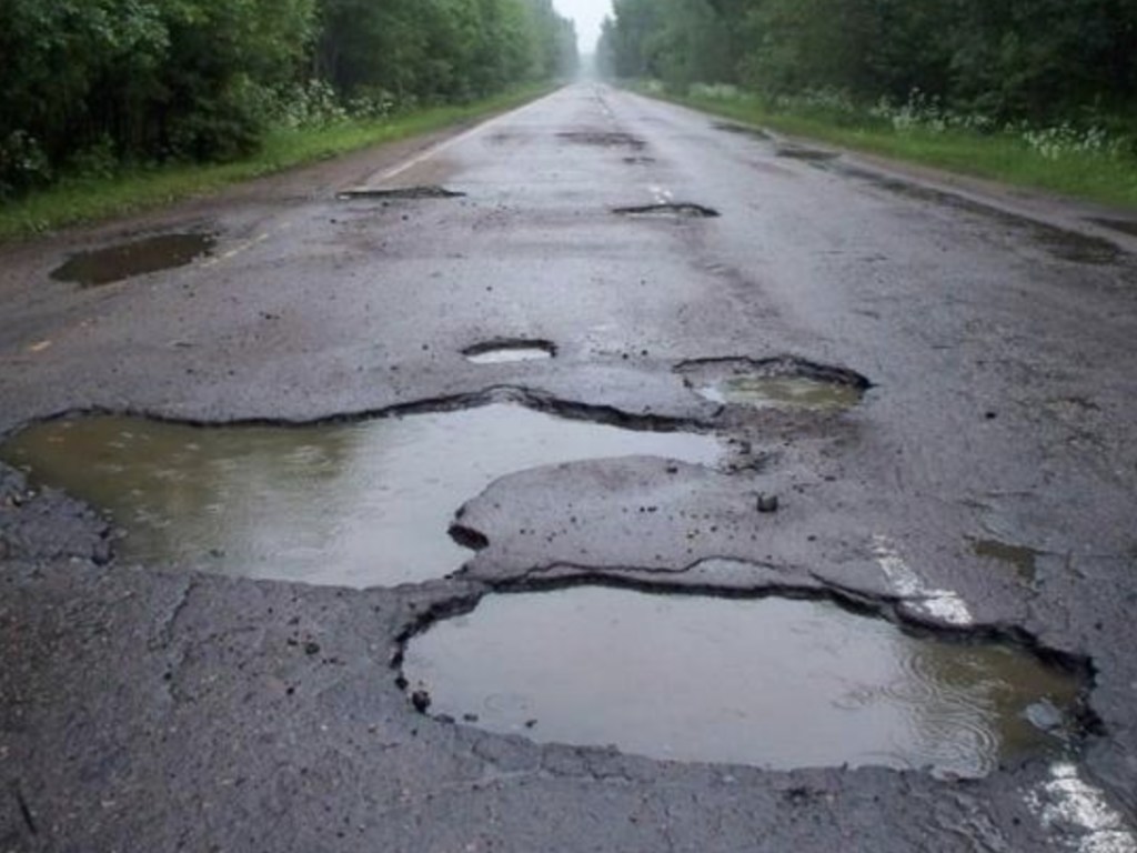 На Николаевщине и Прикарпатье местные жители перекрыли дороги с требованием ремонта (ВИДЕО)