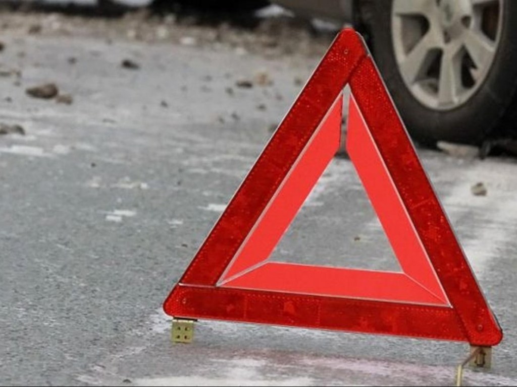 В Киеве на проспекте Лобановского произошло ДТП: автомобили разбросало по дороге (ВИДЕО)