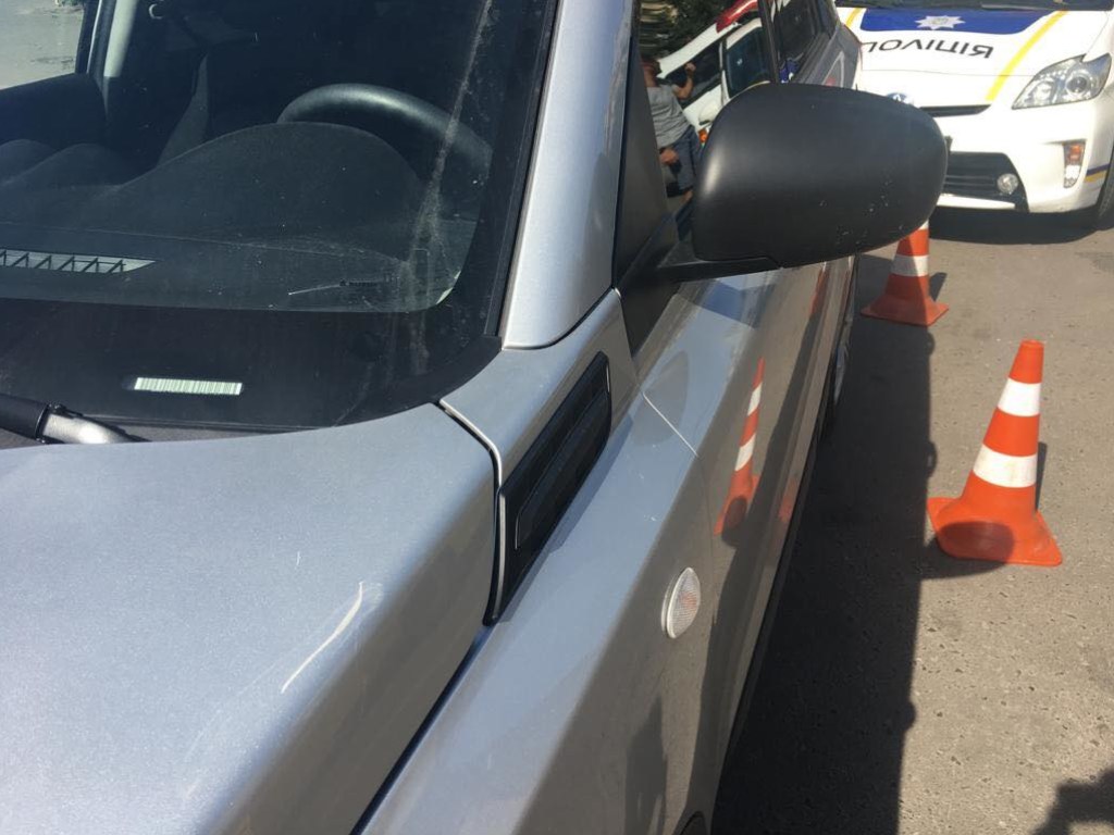 Во Львове агрессивная женщина-водитель заблокировала «скорую» и наехала на патрульного (ФОТО, ВИДЕО)