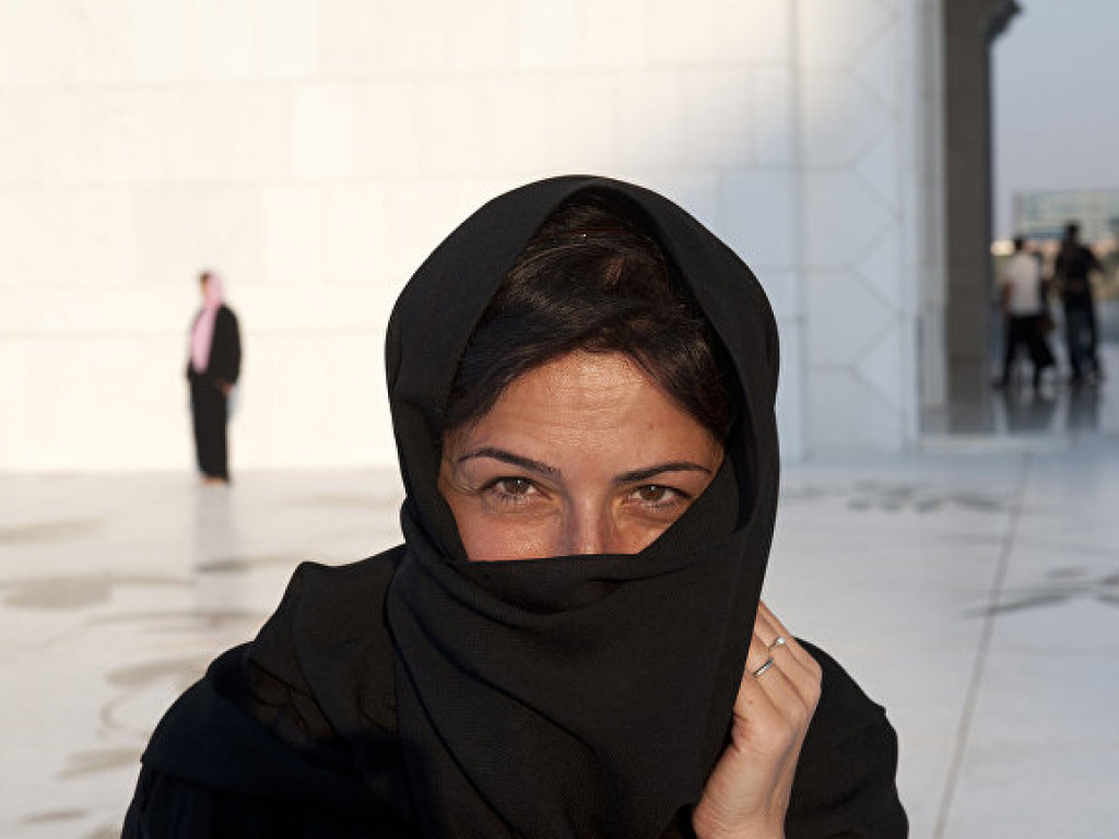В Саудовской Аравии египтянина арестовали за завтрак с женщиной в хиджабе (ВИДЕО)