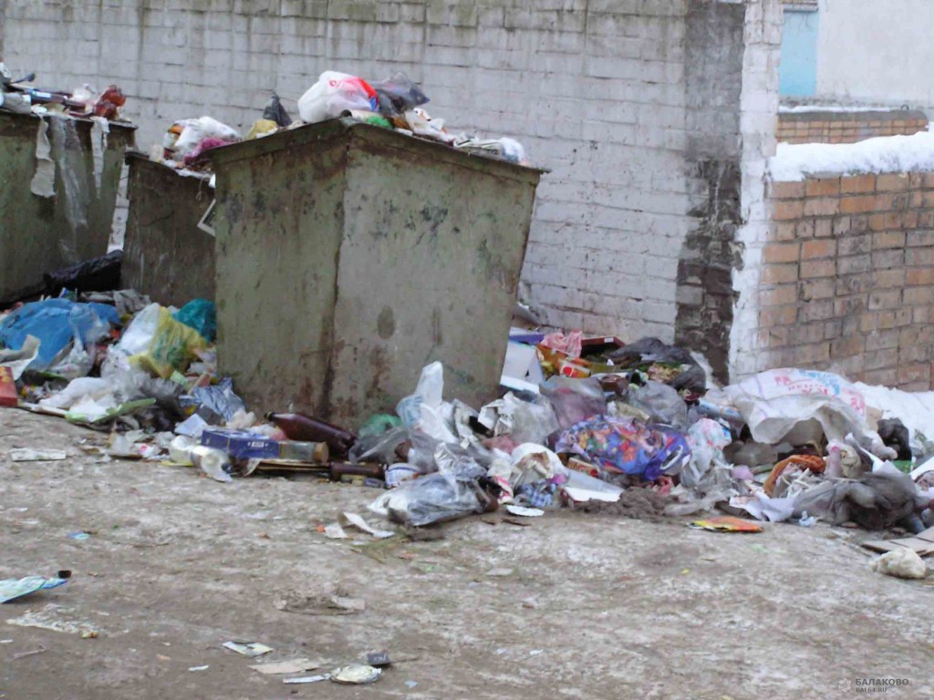 В Мелитополе вандалы устроили погром на мусорной площадке (ВИДЕО)
