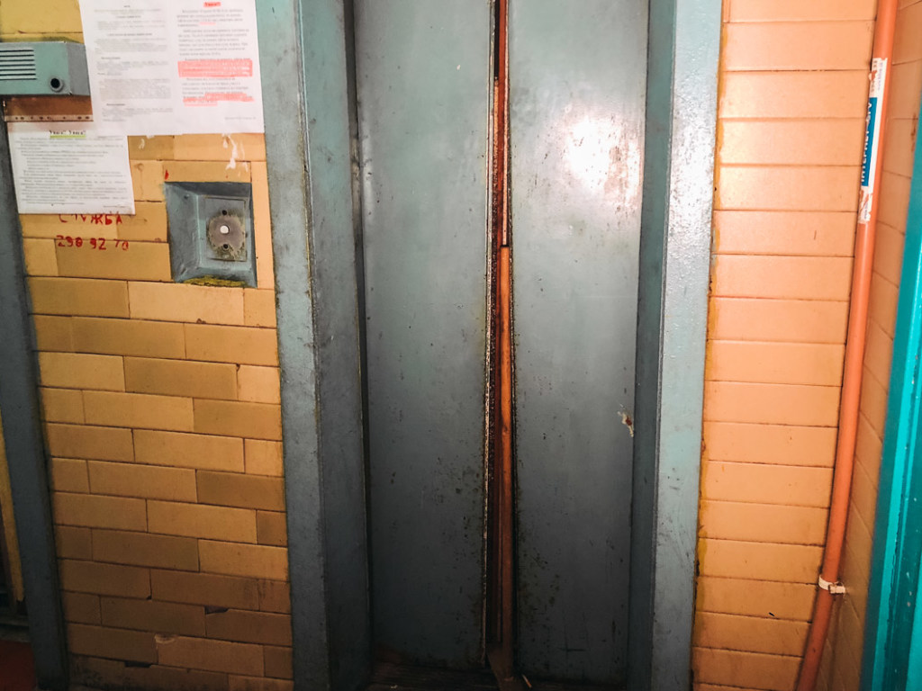 Ремонтники отказались приезжать: Ребенок с отцом застряли в аварийном лифте столичной многоэтажки (ФОТО, ВИДЕО)