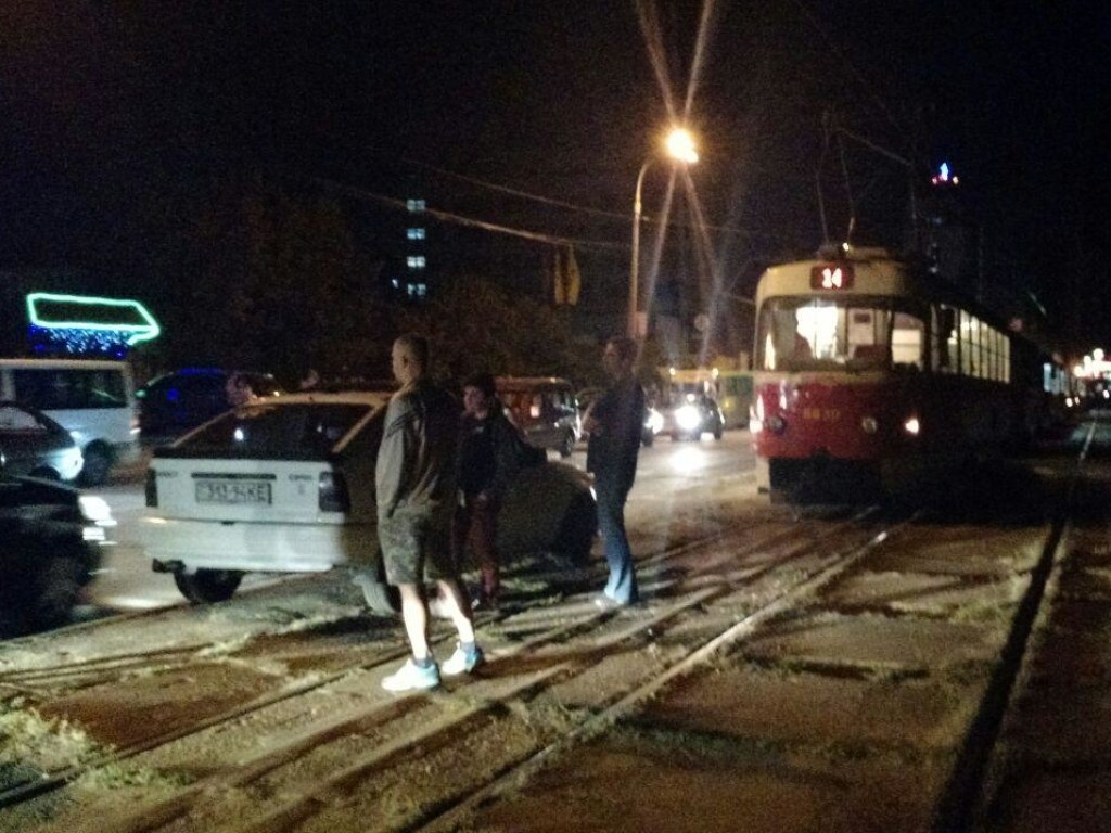В Киеве произошло ДТП с Uber: движение более 10 трамваев было заблокировано (ФОТО)