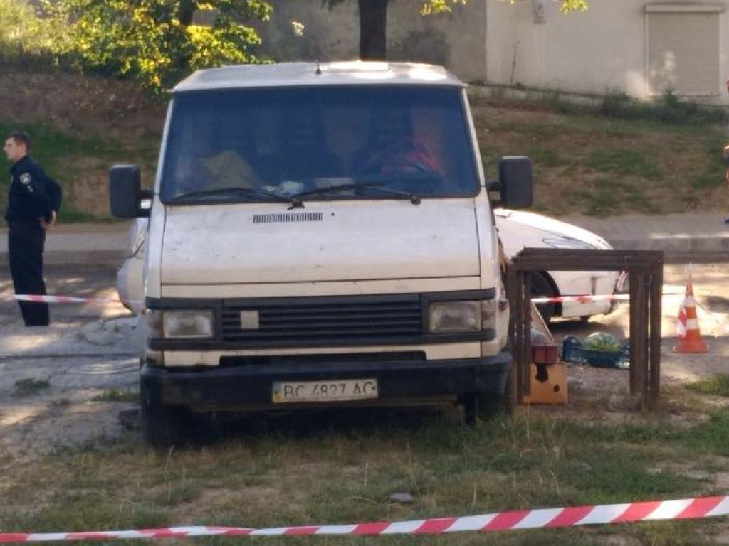 В микроавтобусе во Львове обнаружили окровавленного мертвого мужчину (ФОТО, ВИДЕО)