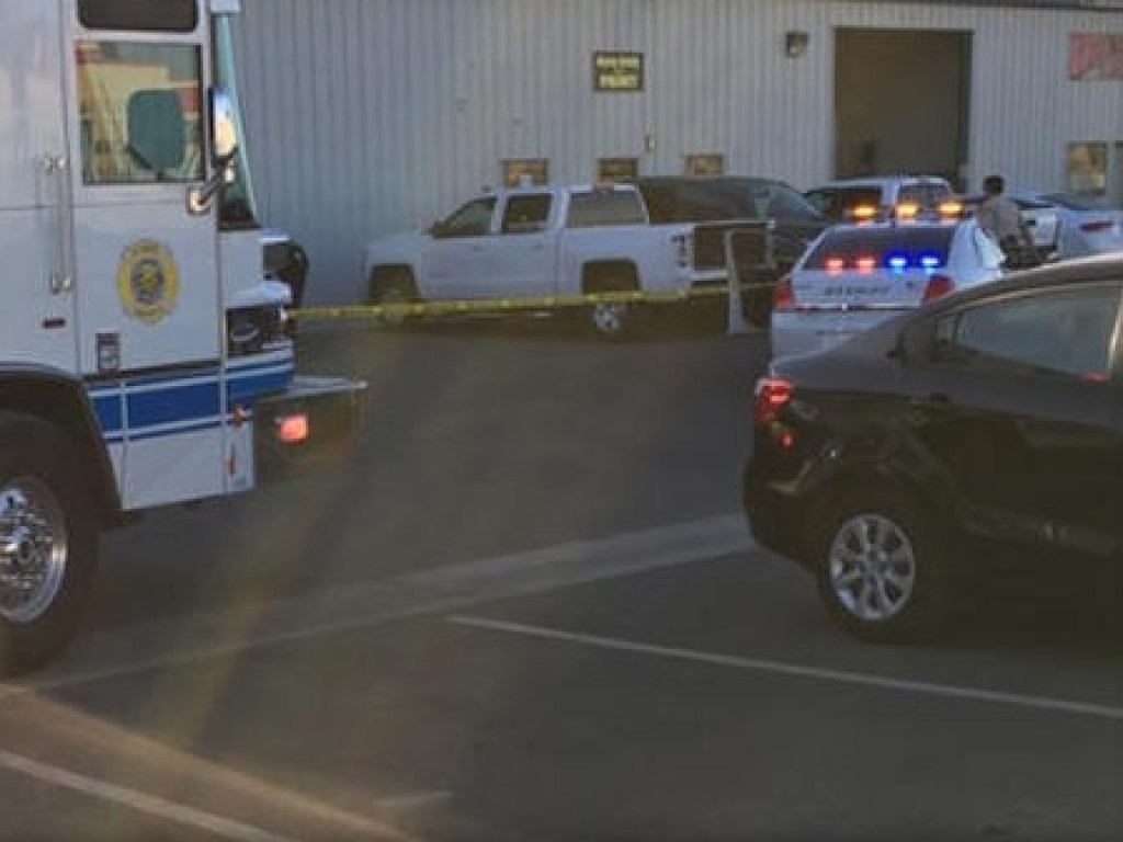 В США клиент транспортной компании на глазах у жены расстрелял пятерых человек и покончил с собой