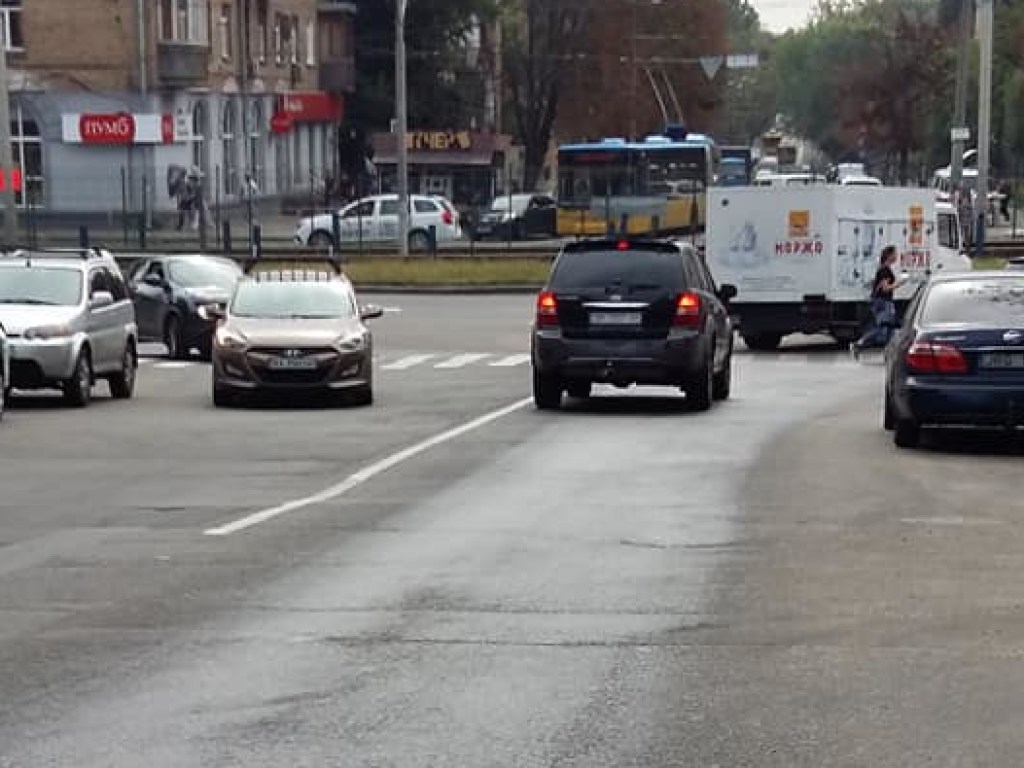 В Киеве на дорогу пролилась жидкость: автомобили не могут тормозить, на «зебре» упала женщина