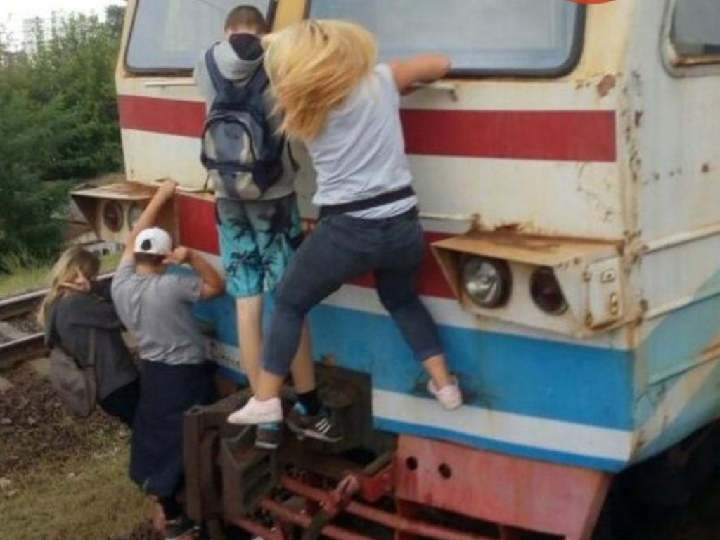 Риск для жизни: в Киеве дети катаются, зацепившись за общественный транспорт (ФОТО)