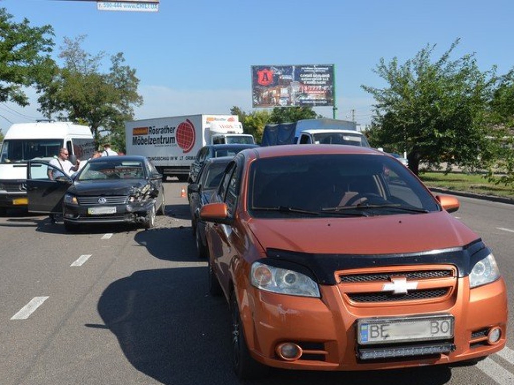 В Николаеве произошло запутанное ДТП с участием пяти автомобилей (ФОТО)