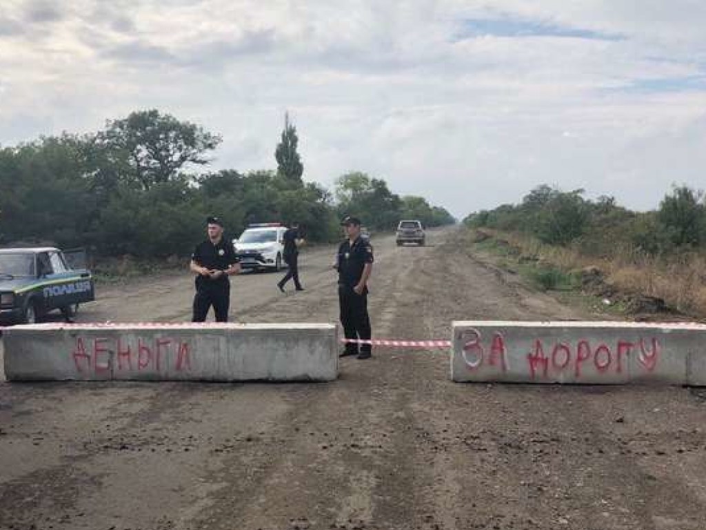 Жители Николаевщины третьи сутки блокируют разбитые дороги, требуя их ремонта (ВИДЕО)
