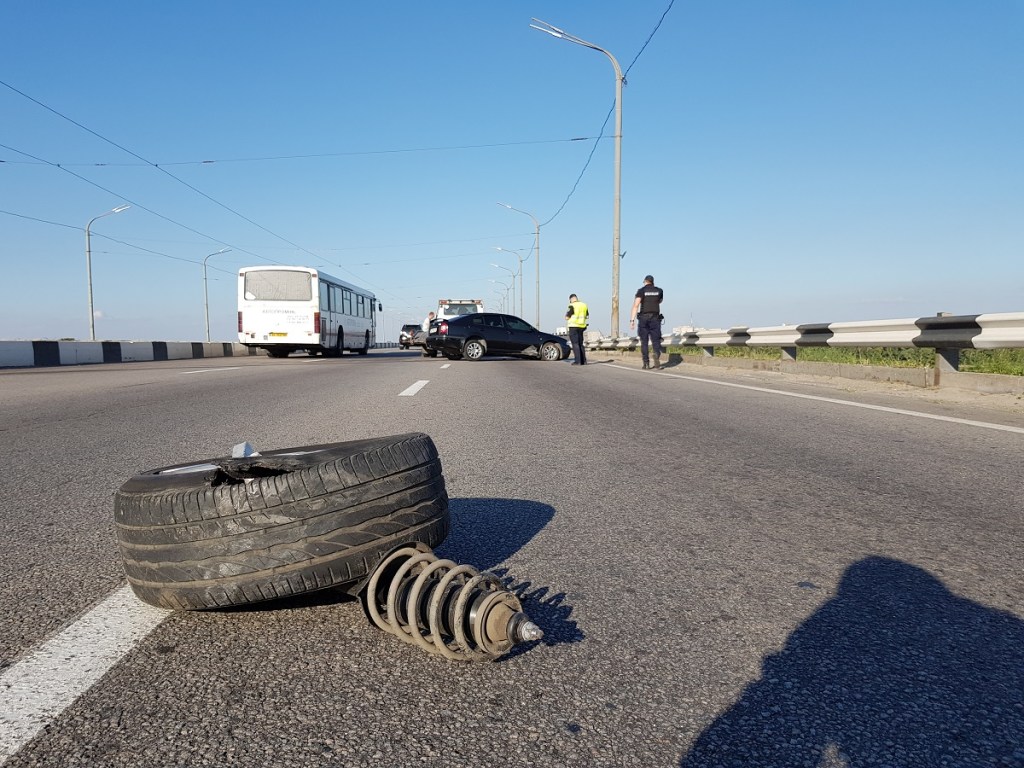В Днепре на мосту автомобиль Skoda «потерял» колесо и врезался в отбойник (ФОТО)