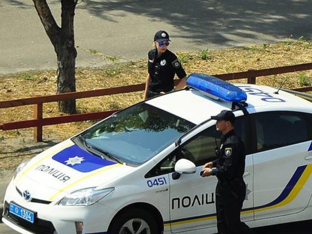 В Киеве пьяный мужчина упал возле «зебры» с мопеда (ВИДЕО)