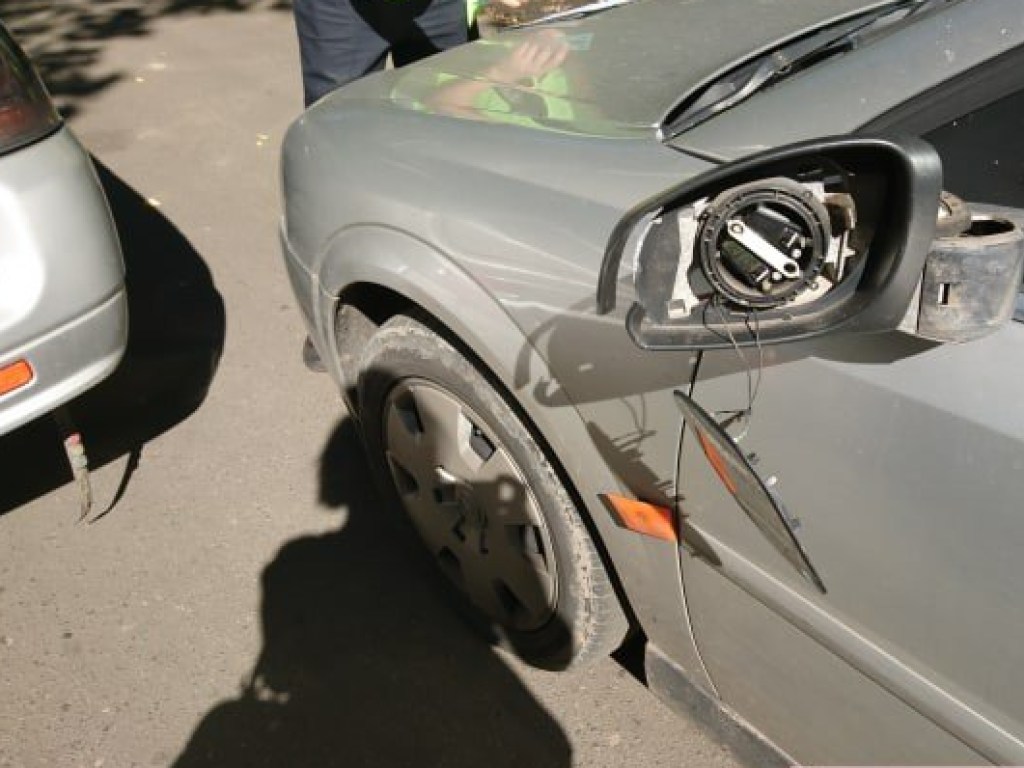 В центре Николаева «Богдан» врезался в припаркованный Opel (ФОТО)