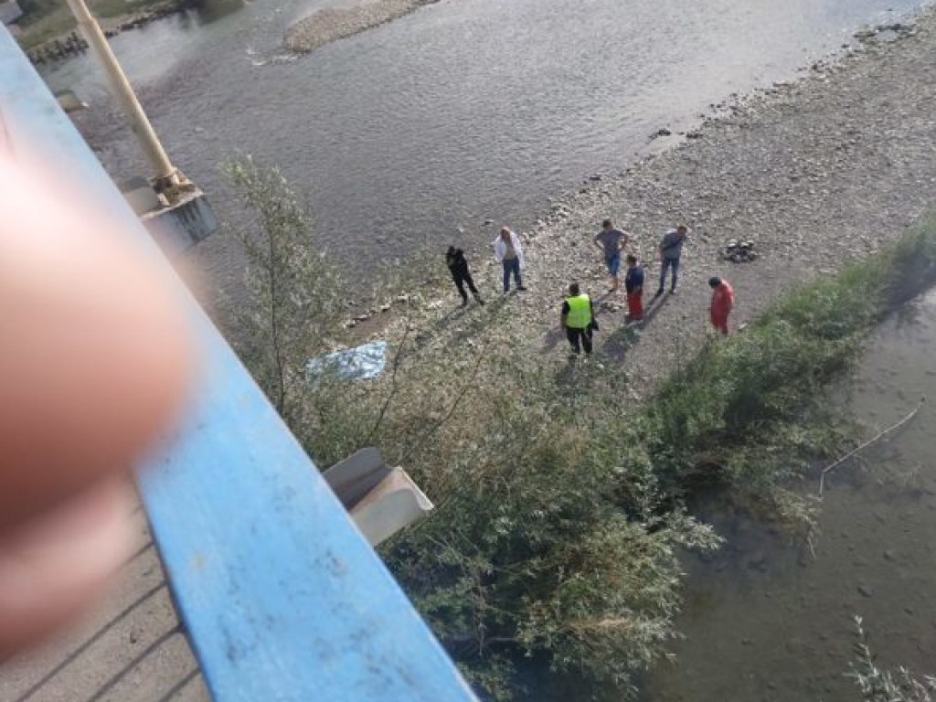 В Коломые 50-летний мужчина прыгнул с моста и погиб (ФОТО)