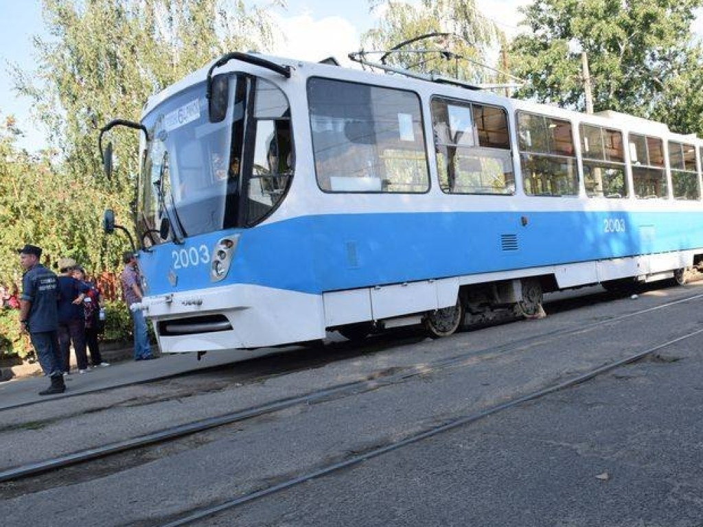 Колесами отрезало ступню и затянуло под вагон: В Николаеве трамвай насмерть сбил женщину (ФОТО)