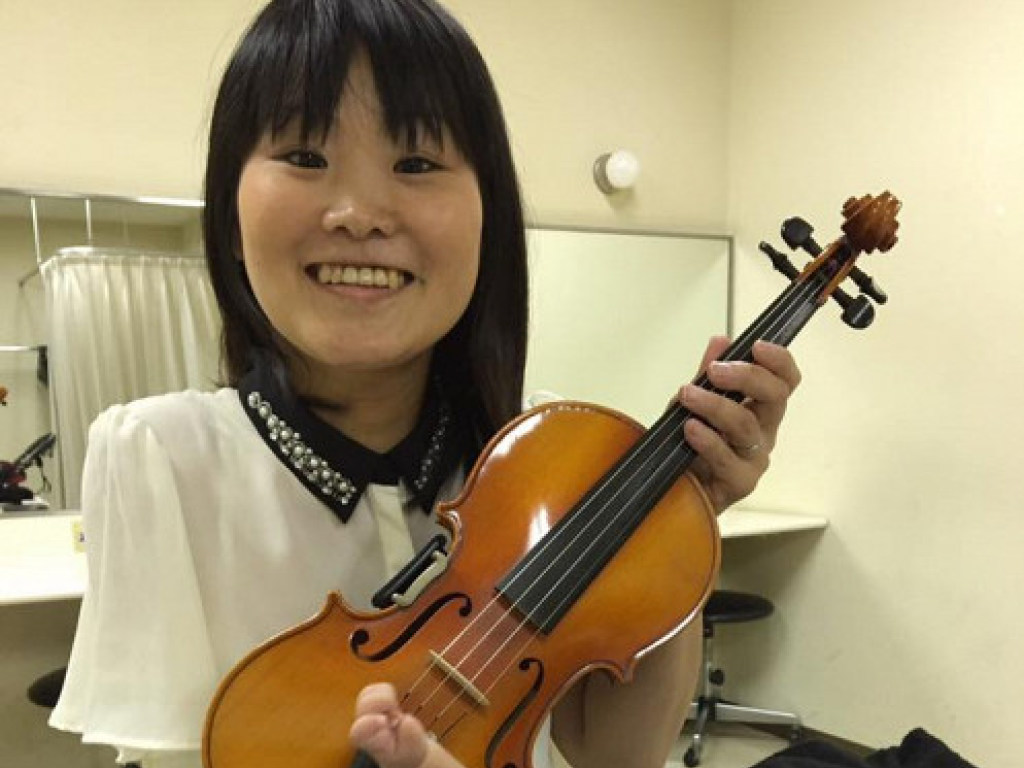 Однорукая девушка покорила Сеть виртуозной игрой на скрипке (ФОТО, ВИДЕО)