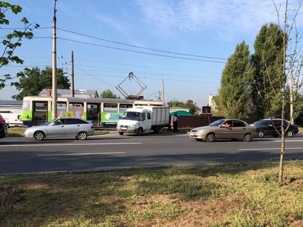 В Харькове трамвай попал в аварию (ФОТО)