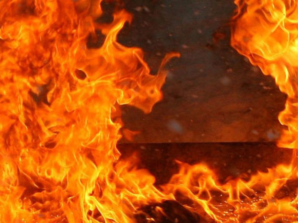 На Черниговщине сгорел двухэтажный гараж и четыре автомобиля (ФОТО)