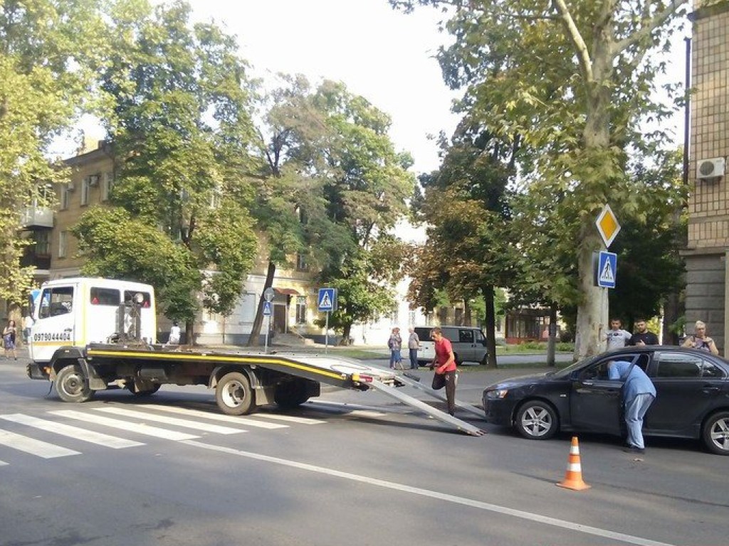ДТП в центре Николаева: Mitsubishi от удара с микроавтобусом вынесло на другую сторону улицы (ФОТО)