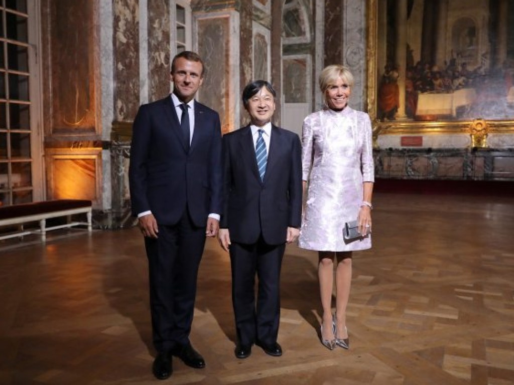 Брижит Макрон удивила выбором наряда для встречи с японским принцем (ФОТО)