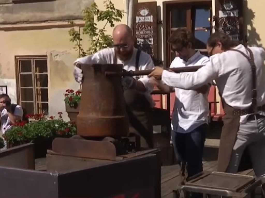 Во Львове кузнецы выковали турку для кофе весом 25 килограмм (ФОТО, ВИДЕО)