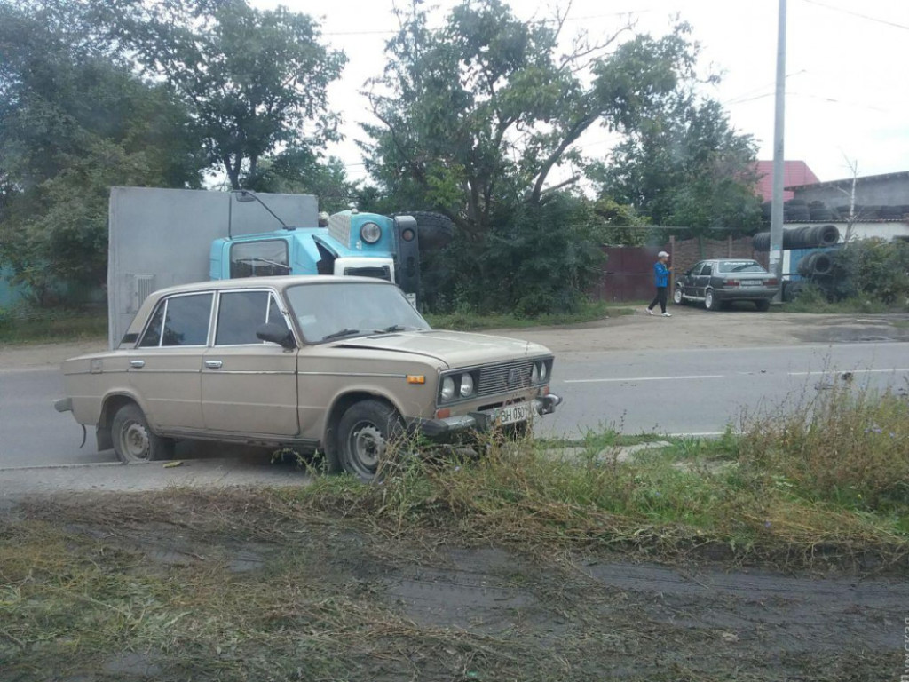 «Евробляхер» подрезал: в Одессе перевернулся грузовик (ФОТО)