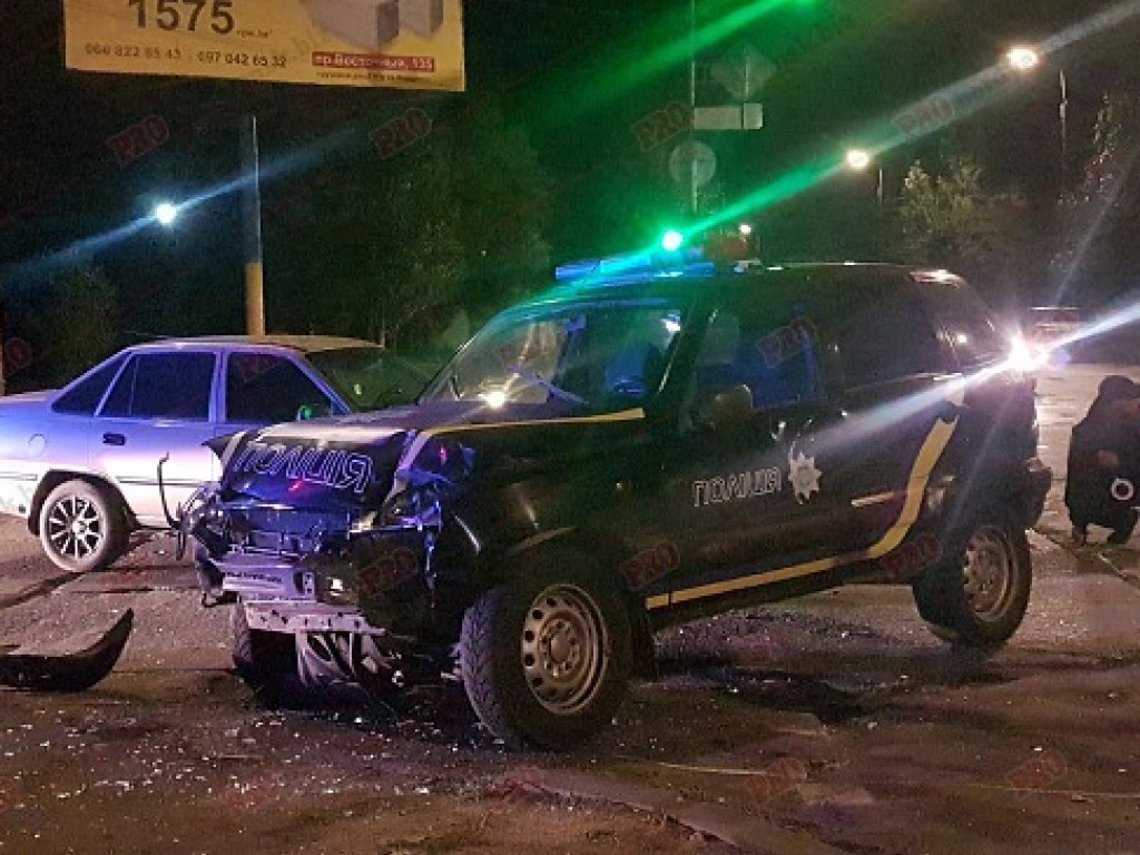 Тройное ДТП в Бердянске:  в аварии пострадала полицейский внедорожник (ФОТО)