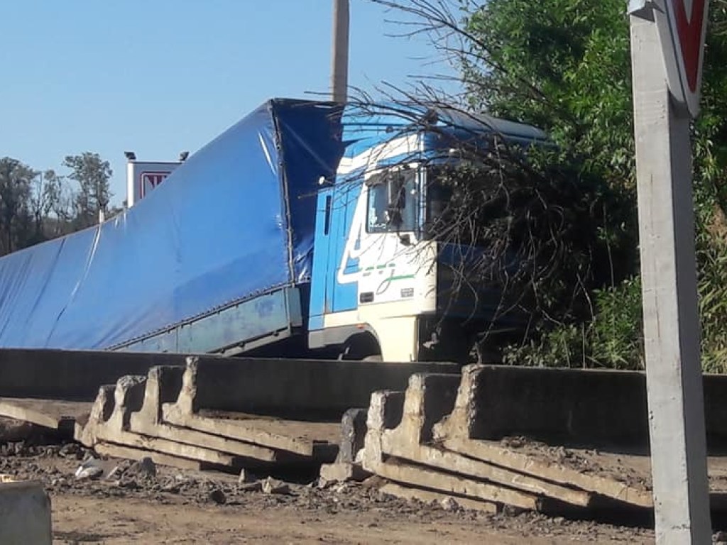 На трассе в Запорожье фура протаранила ремонтные ограждения (ФОТО)