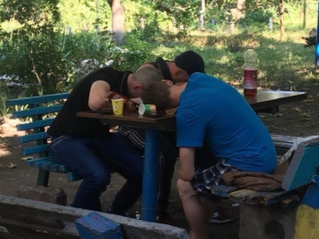 В Днепре полиция «эвакуировала» трех пьяных, спящих у детской площадки