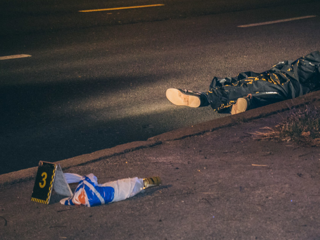 Головой влетел в лобовое стекло: на столичном проспекте грузовик насмерть сбил пешехода (ФОТО, ВИДЕО)