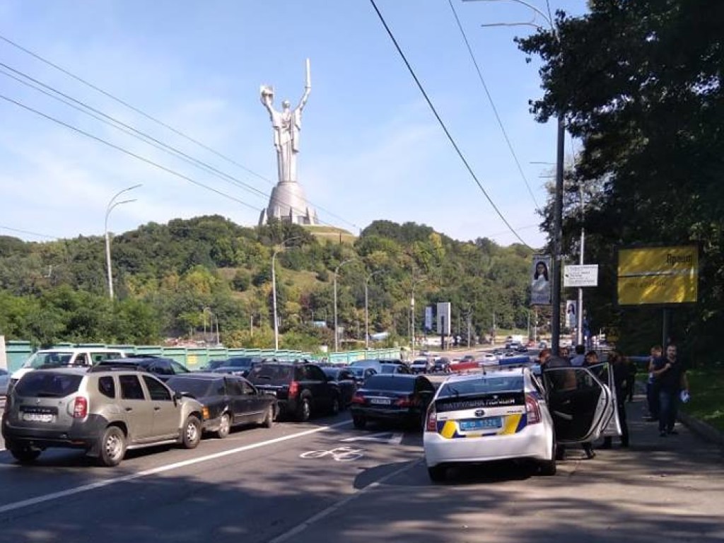 В Киеве возле «Родины-мать» произошло двойное ДТП: образовалась пробка (ФОТО)