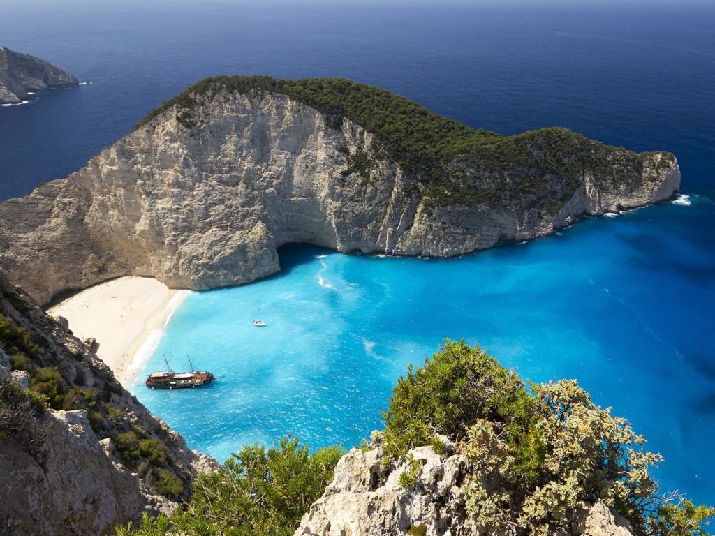 На популярном греческом курорте на туристов рухнула часть скалы (ВИДЕО)