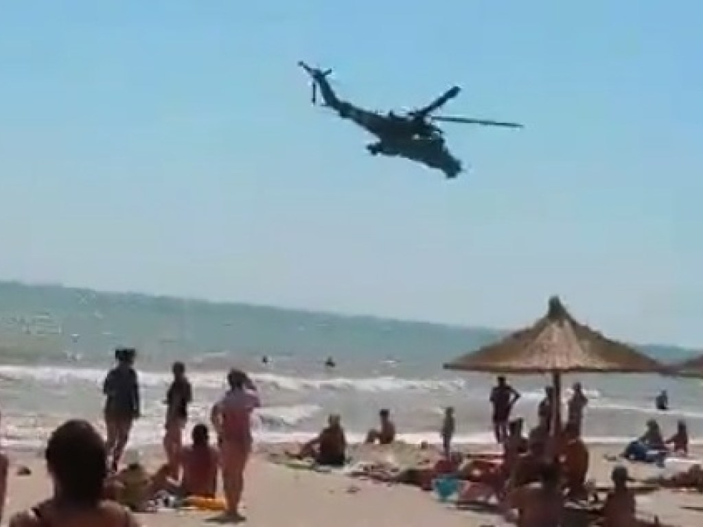 В Кирилловке над головами отдыхающих летали военные вертолеты (ВИДЕО)