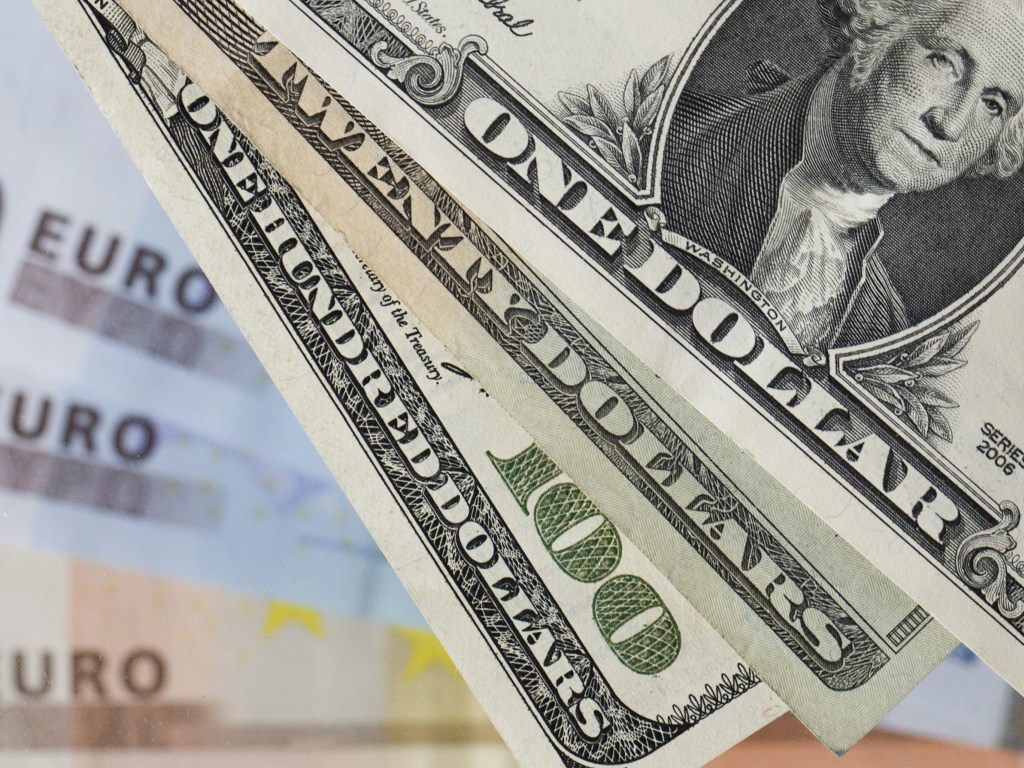 НБУ установил официальный курс на уровне 28,12 гривны за доллар
