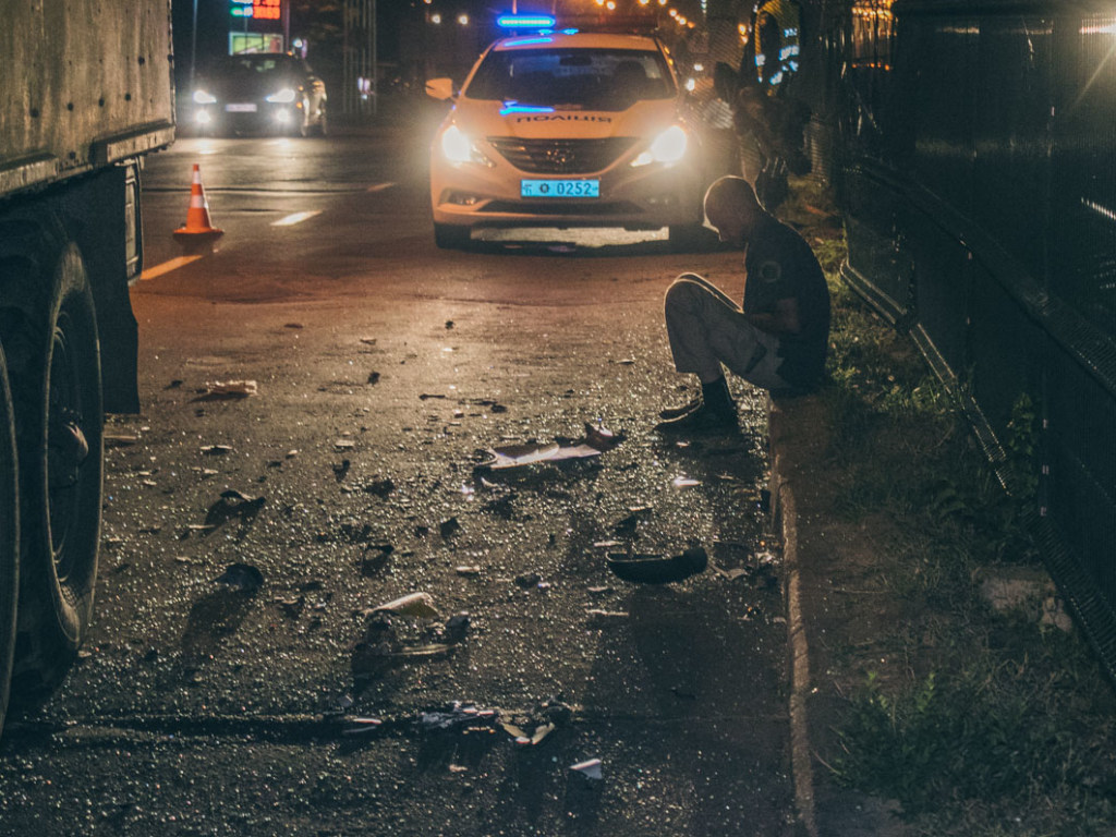 Пьяный таксист врезался в маршрутку и вылетел на колеи скоростного трамвая в Киеве (ФОТО, ВИДЕО)