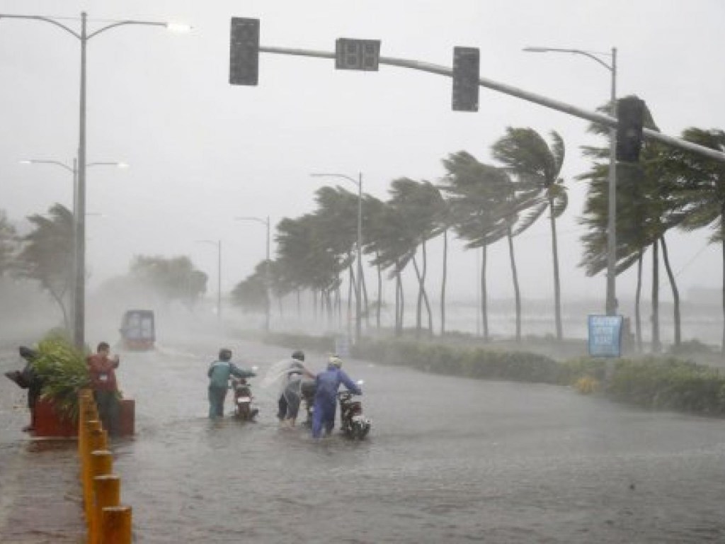 Супертайфун «Мангхут» бушует на Филиппинах: известно о трех жертвах