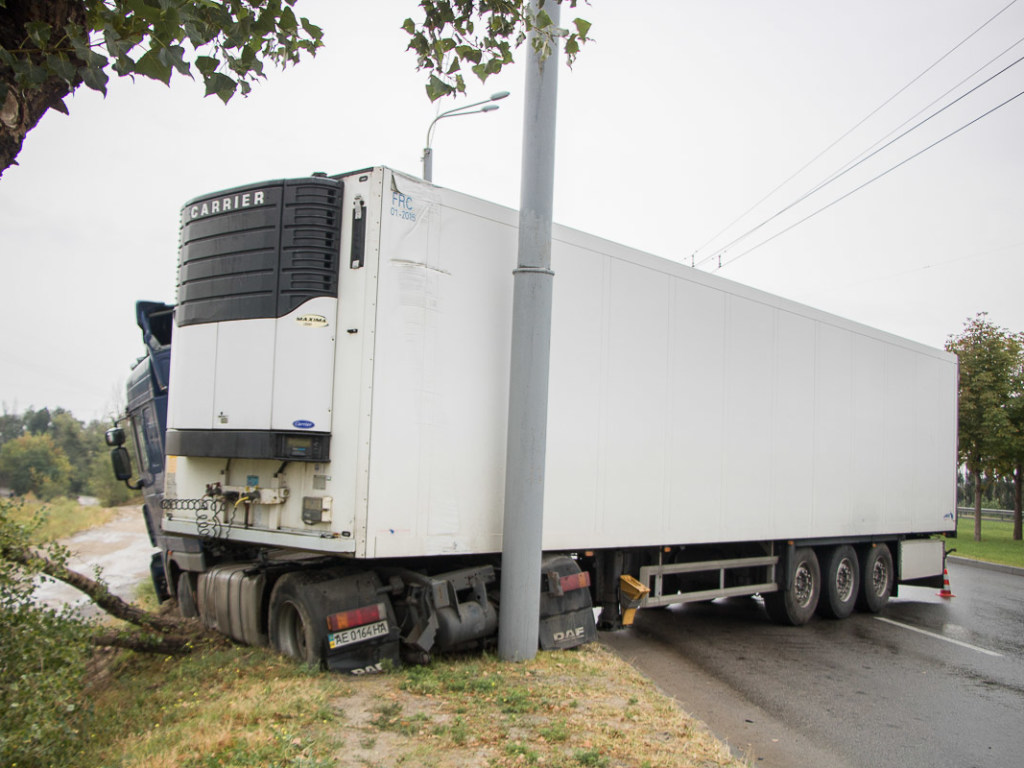 В Днепре грузовик DAF влетел в кювет (ФОТО, ВИДЕО)