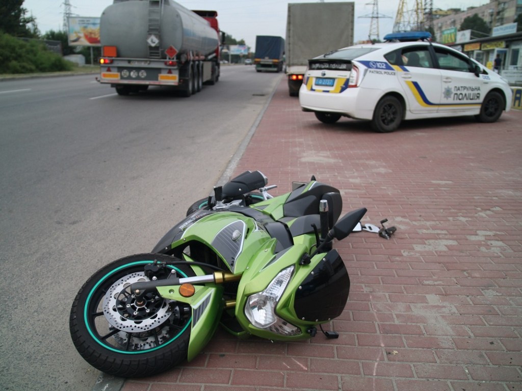 На Донецком шоссе в Днепре мотоциклист сбил нетрезвого пешехода (ФОТО)