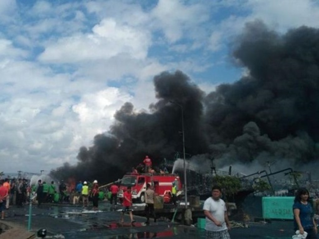 В Индонезии десять человек погибли из-за пожара на корабле (ФОТО)