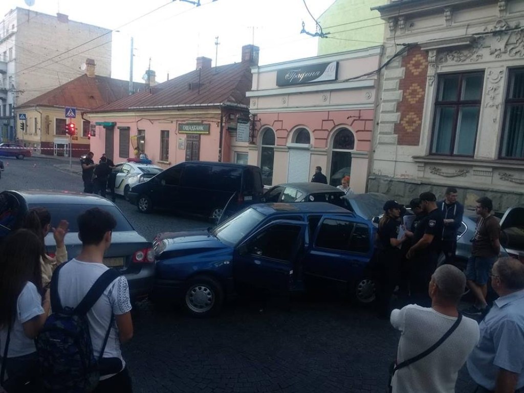 Авто копов и виновник на «евробляхах»: В Черновцах столкнулись шесть автомобилей (ФОТО)
