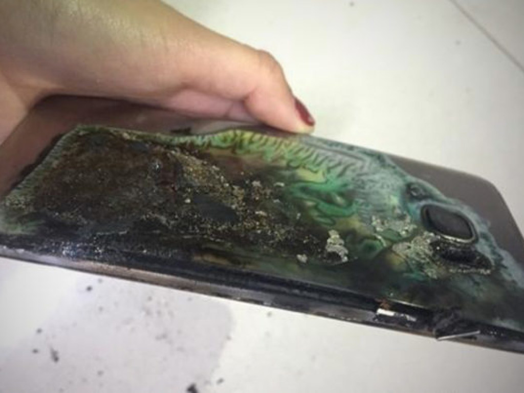 Ошибка обновления: Смартфон Samsung едва не сжег мать с ребенком (ВИДЕО)