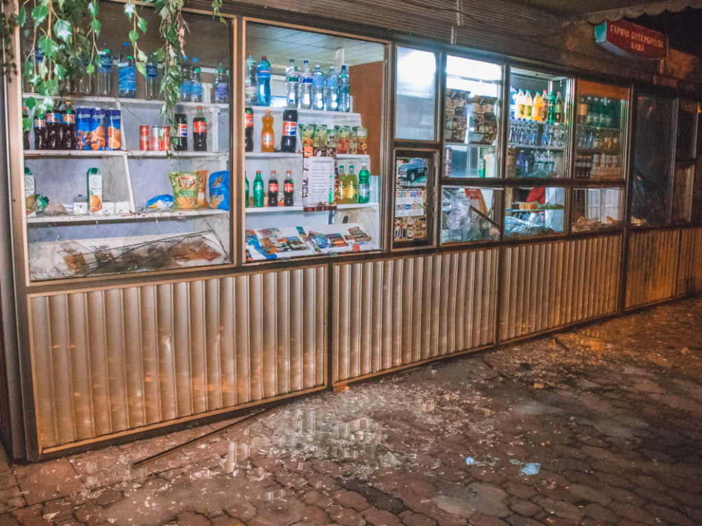 Отказали в выпивке: В Киеве АТОшник во второй раз за несколько дней разгромил кафе (ФОТО, ВИДЕО)