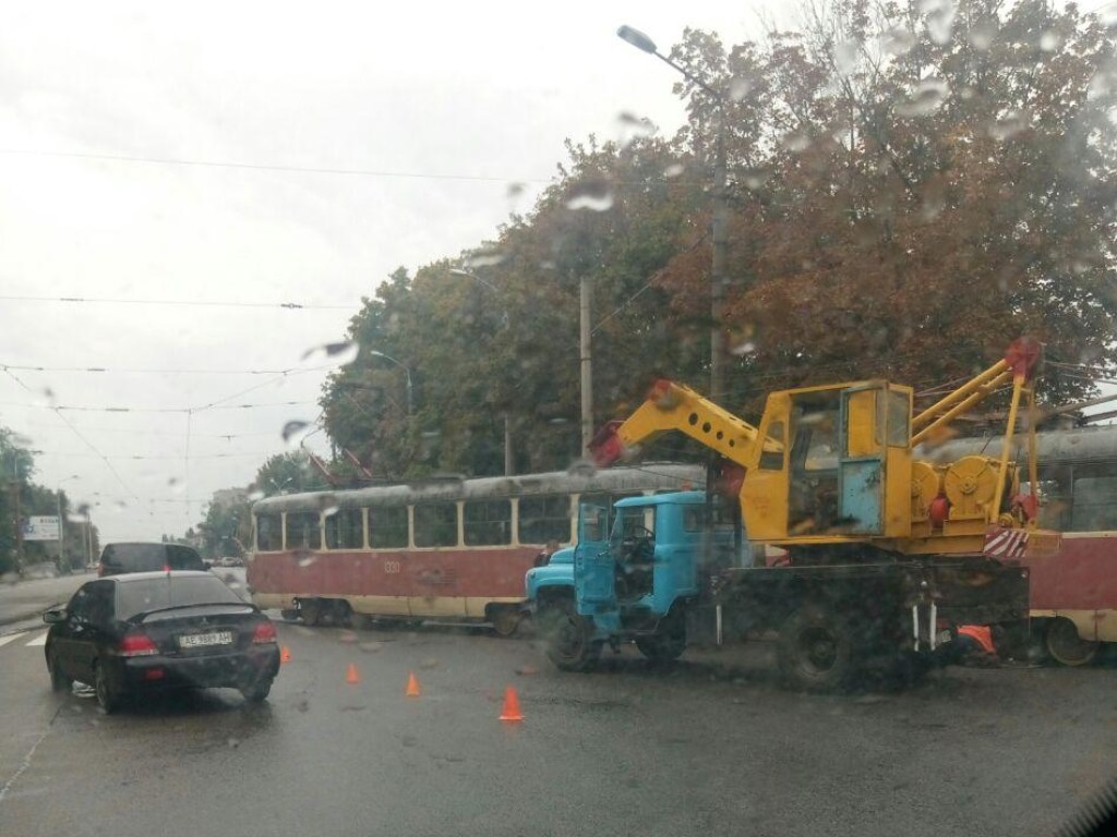 Утром в Днепре трамвай сошел с рельсов: движение электротранспорта парализовано (ФОТО)