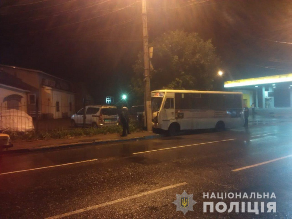 В Одессе маршрутка врезалась в электроопору, пострадало 9 человек (ФОТО)