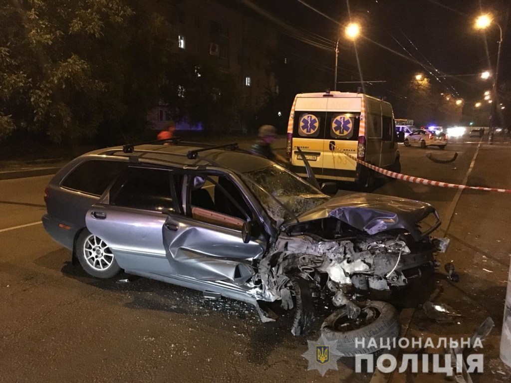 В Ровно у пьяного водителя Volvo, влетевшего в столб, нашли боевую гранату (ФОТО)