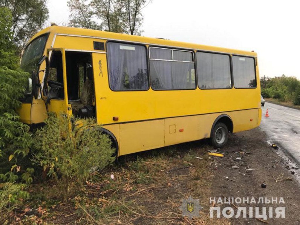 На Донбассе легковушка влетела в маршрутку, семеро пострадавших (ФОТО)