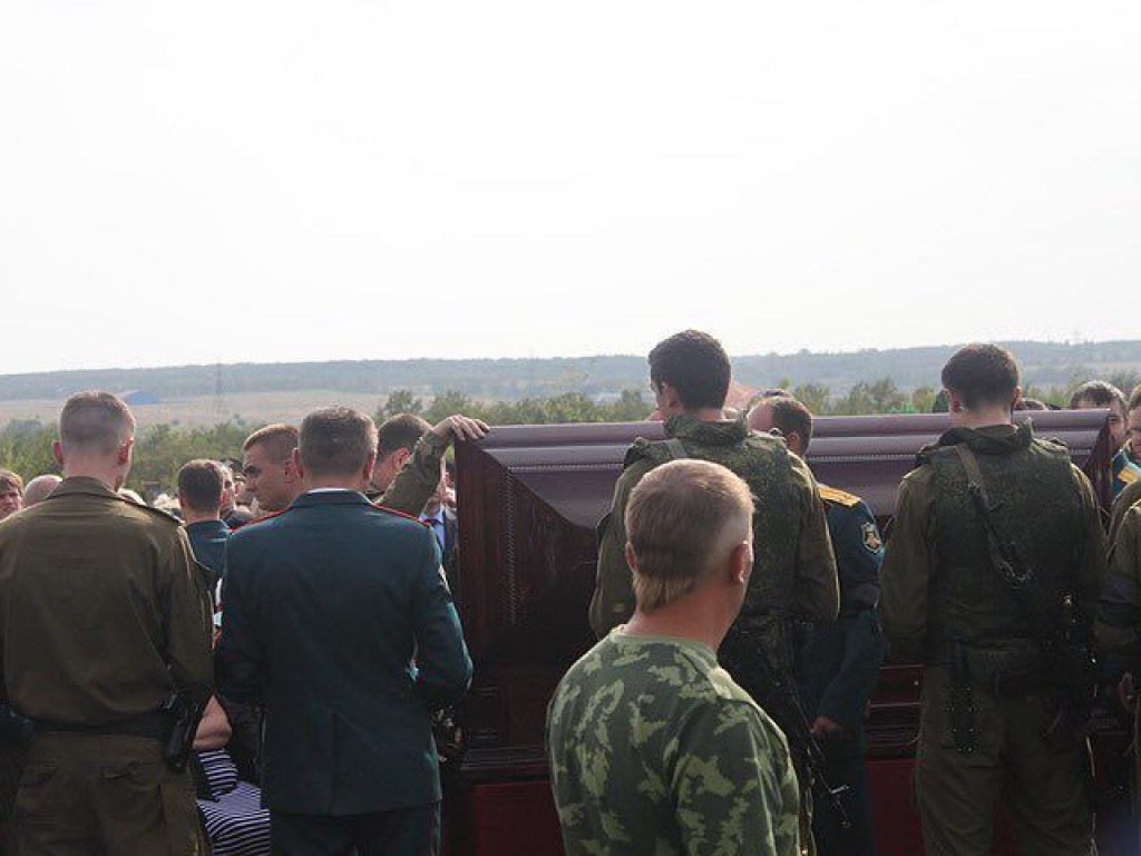 Охраняют венки: На кладбище «Донецкое море» у могилы Захарченко поставили вооруженных боевиков