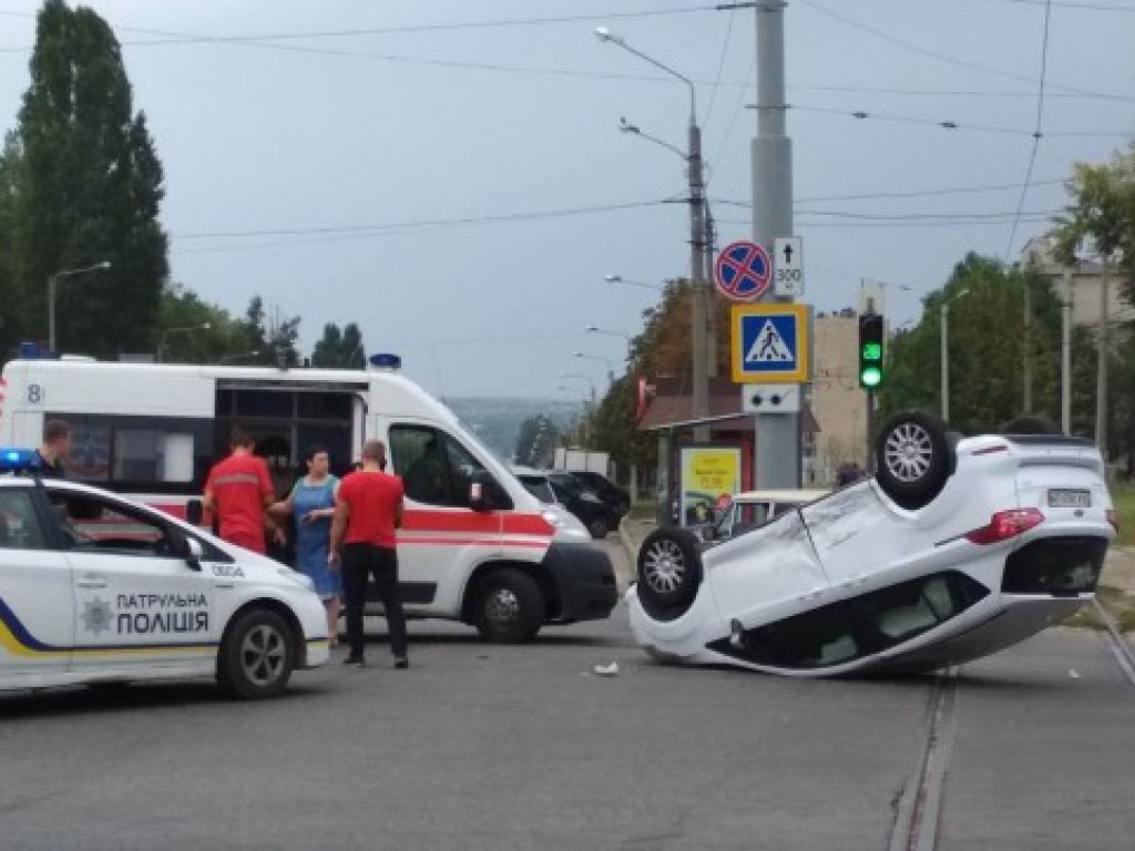 В Харькове перевернулся автомобиль, пострадал пассажир